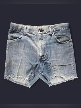 Vintage 70’s Distressed Wrangler denim shorts with frayed hem waist 32”